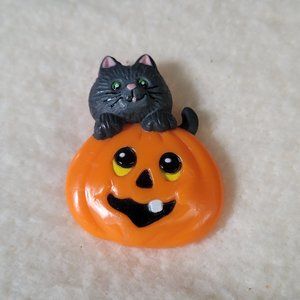 Vintage Russ Halloween Pin with Pumpkin and Cat, In good condition